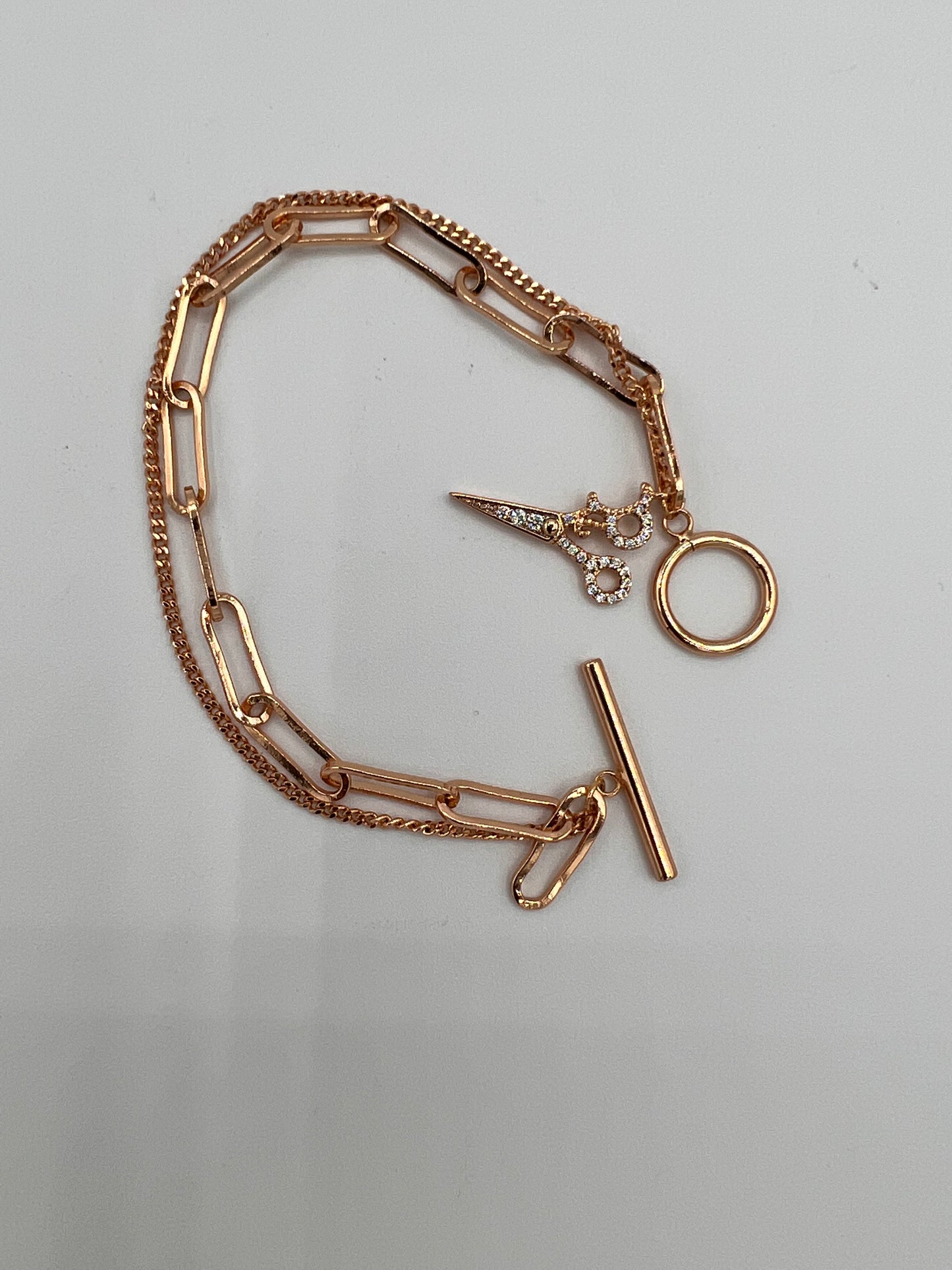 Cutting-Edge Chic: Clip Chain Gold-Plated Bracelet with Pair of Scissors Charm – Elevate Your Style with a Touch of Modern Glamour