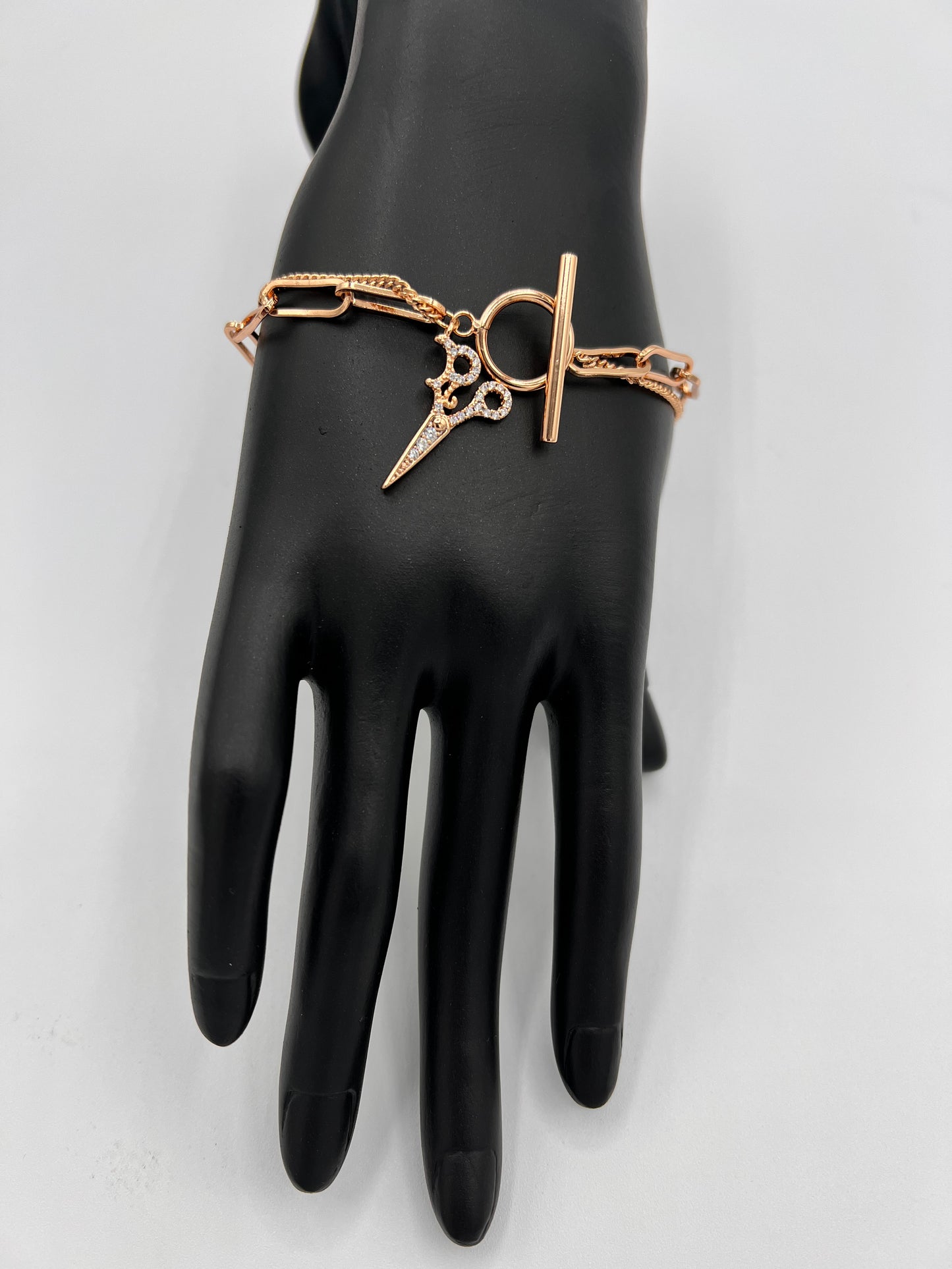 Cutting-Edge Chic: Clip Chain Gold-Plated Bracelet with Pair of Scissors Charm – Elevate Your Style with a Touch of Modern Glamour