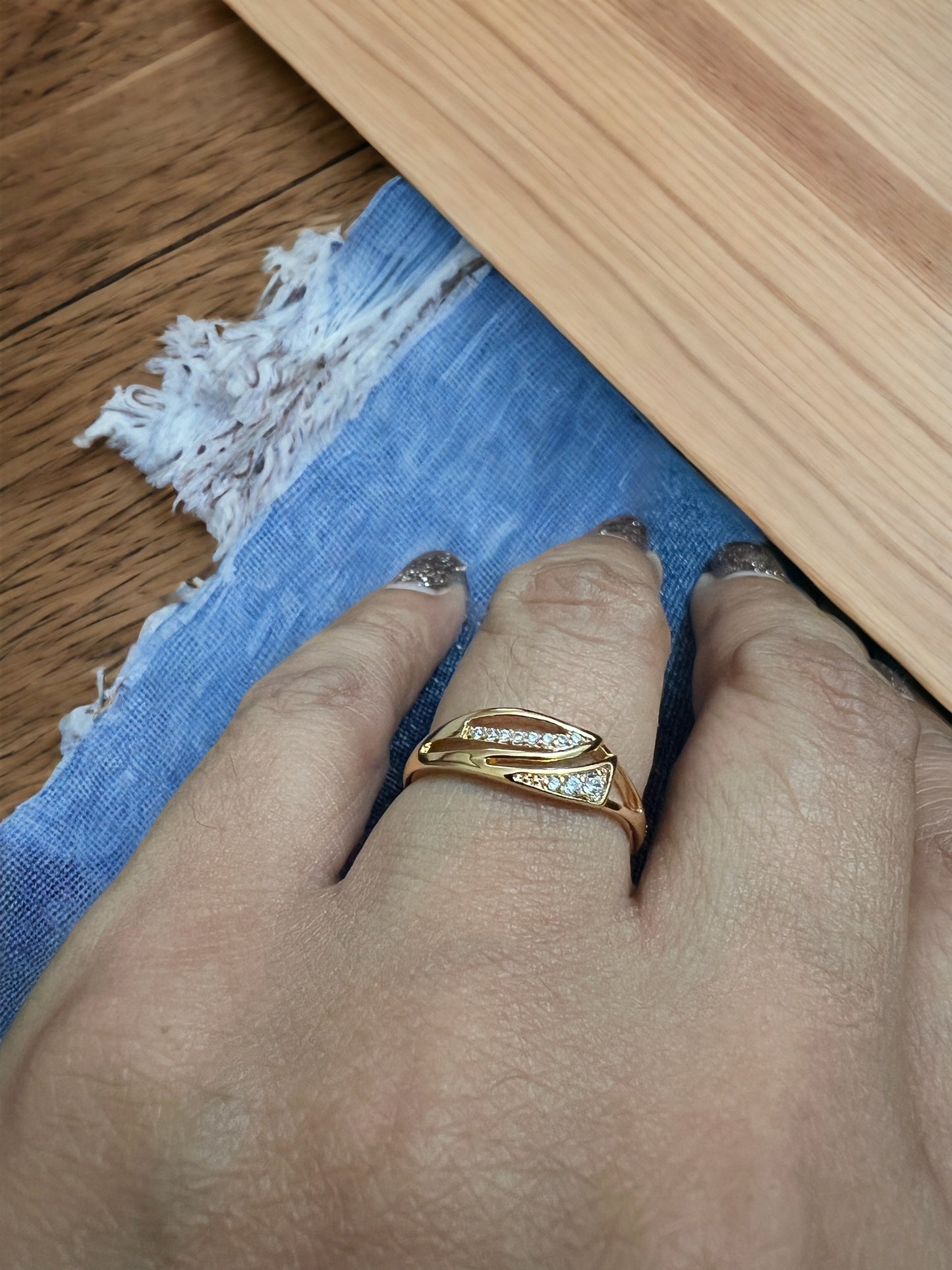 Dainty Gold Band: Delicate Elegance in a 5-Line Design - Minimalist Jewelry for Effortless Style