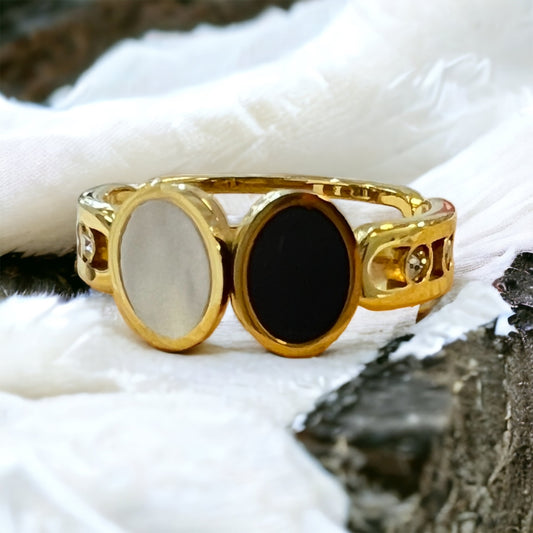 Classic Elegance: Black and White Oval Gold Ring – Timeless Style for Every Occasion