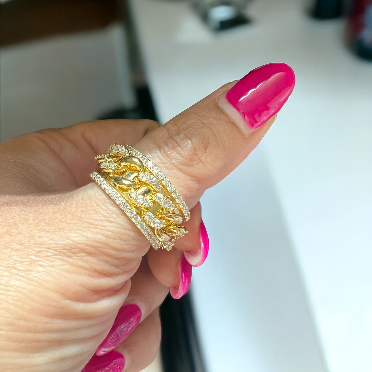 Fashionable Fidget: Gold-Plated Ring with Unique Chain Design – Elevate Your Style with a Touch of Playful Elegance