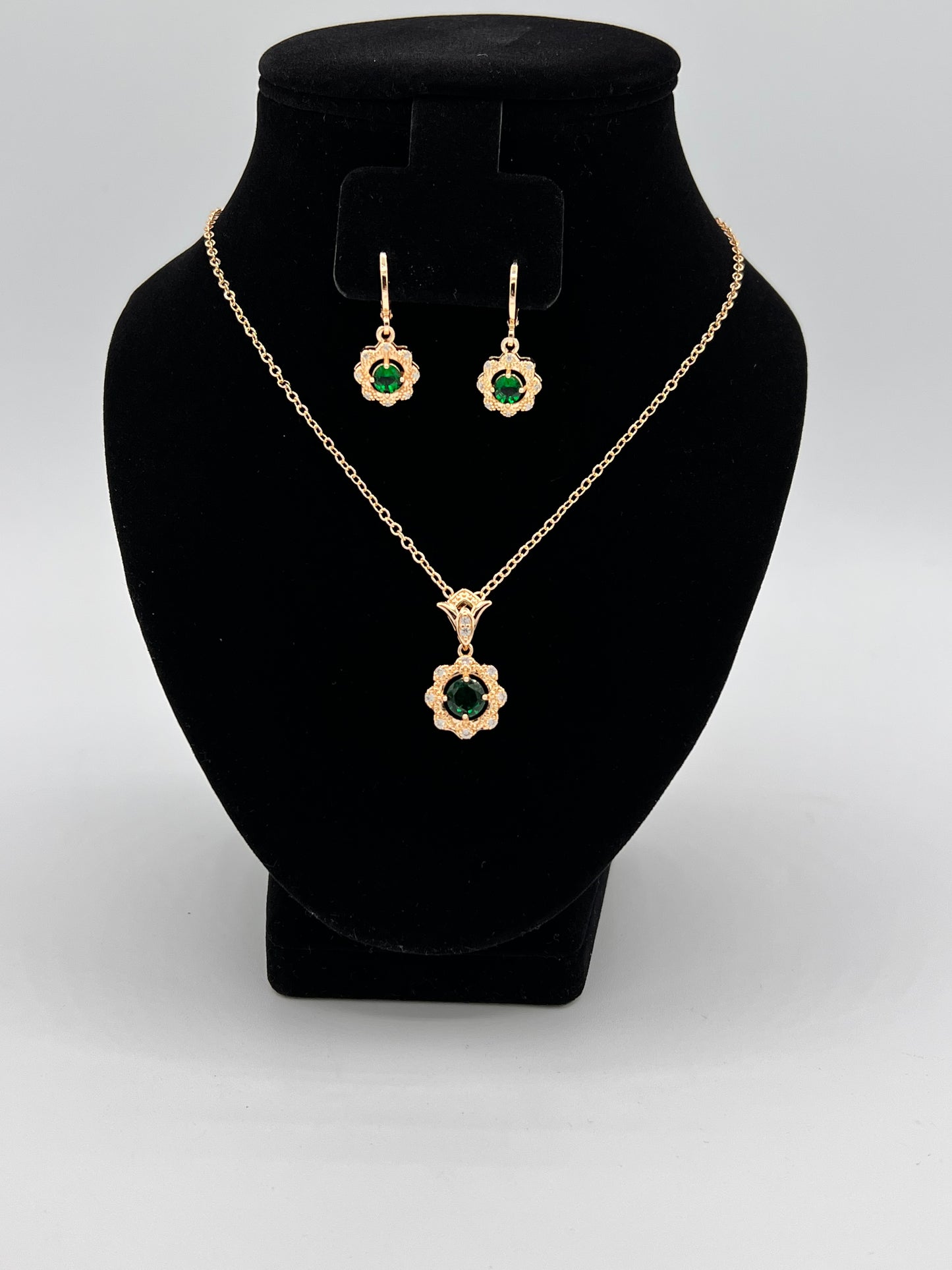 Daisy Gold-Plated Earrings and Necklace Sets in Green, Yellow, and Pink – A Vibrant Floral Ensemble for Effortless Elegance