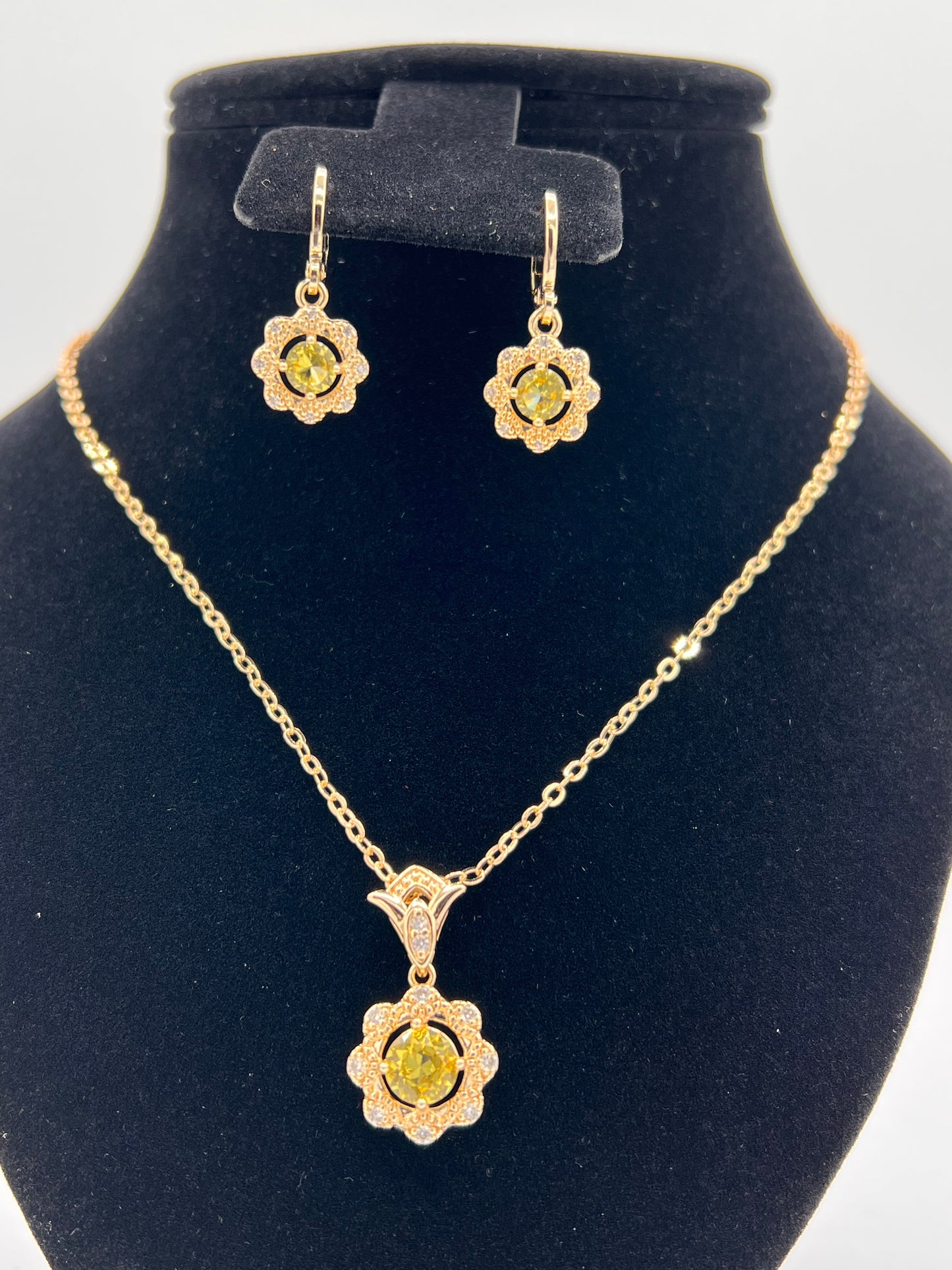 Daisy Gold-Plated Earrings and Necklace Sets in Green, Yellow, and Pink – A Vibrant Floral Ensemble for Effortless Elegance