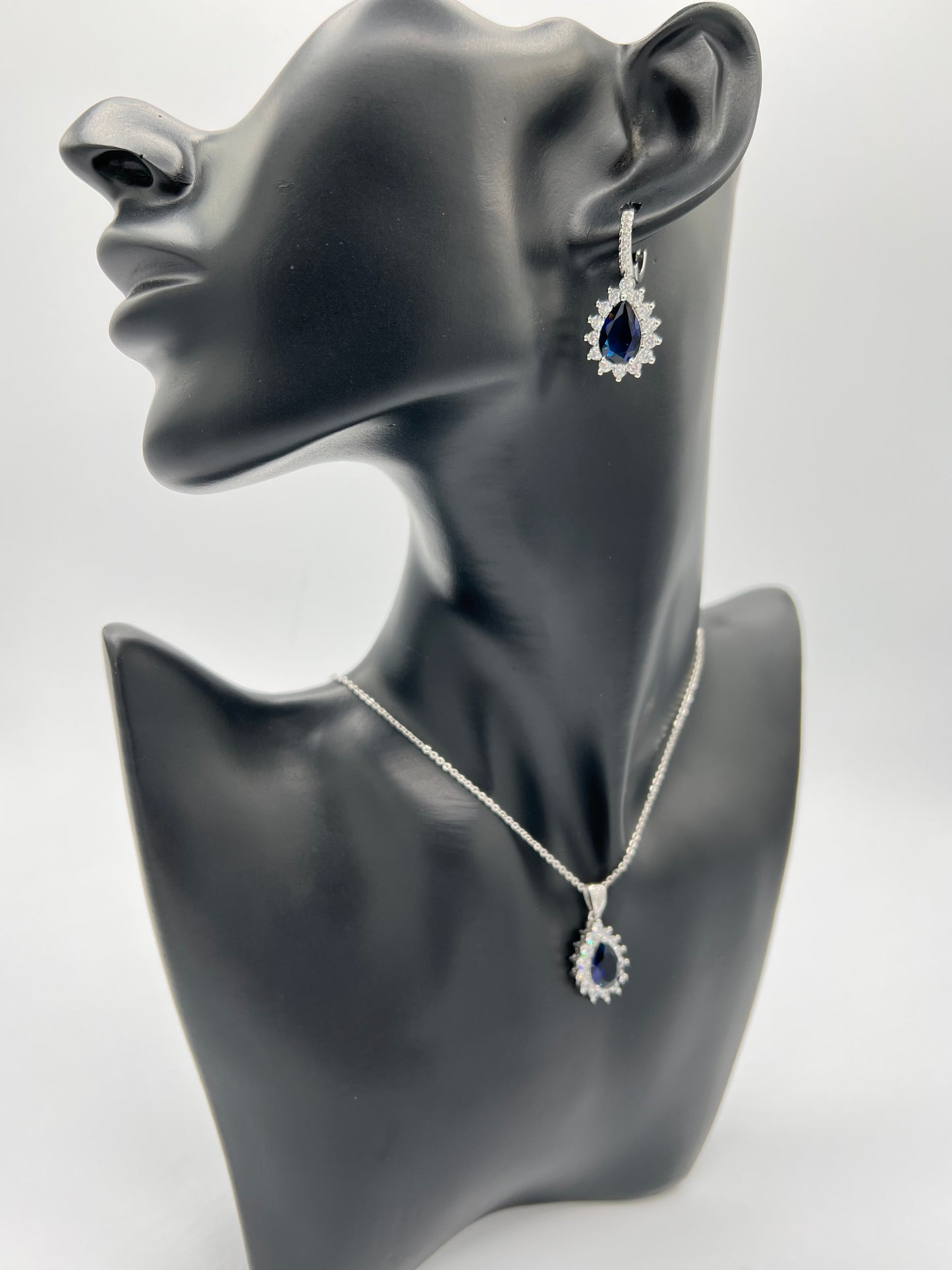 Tear Drop Shape Royal Design Earrings And Necklace Sets