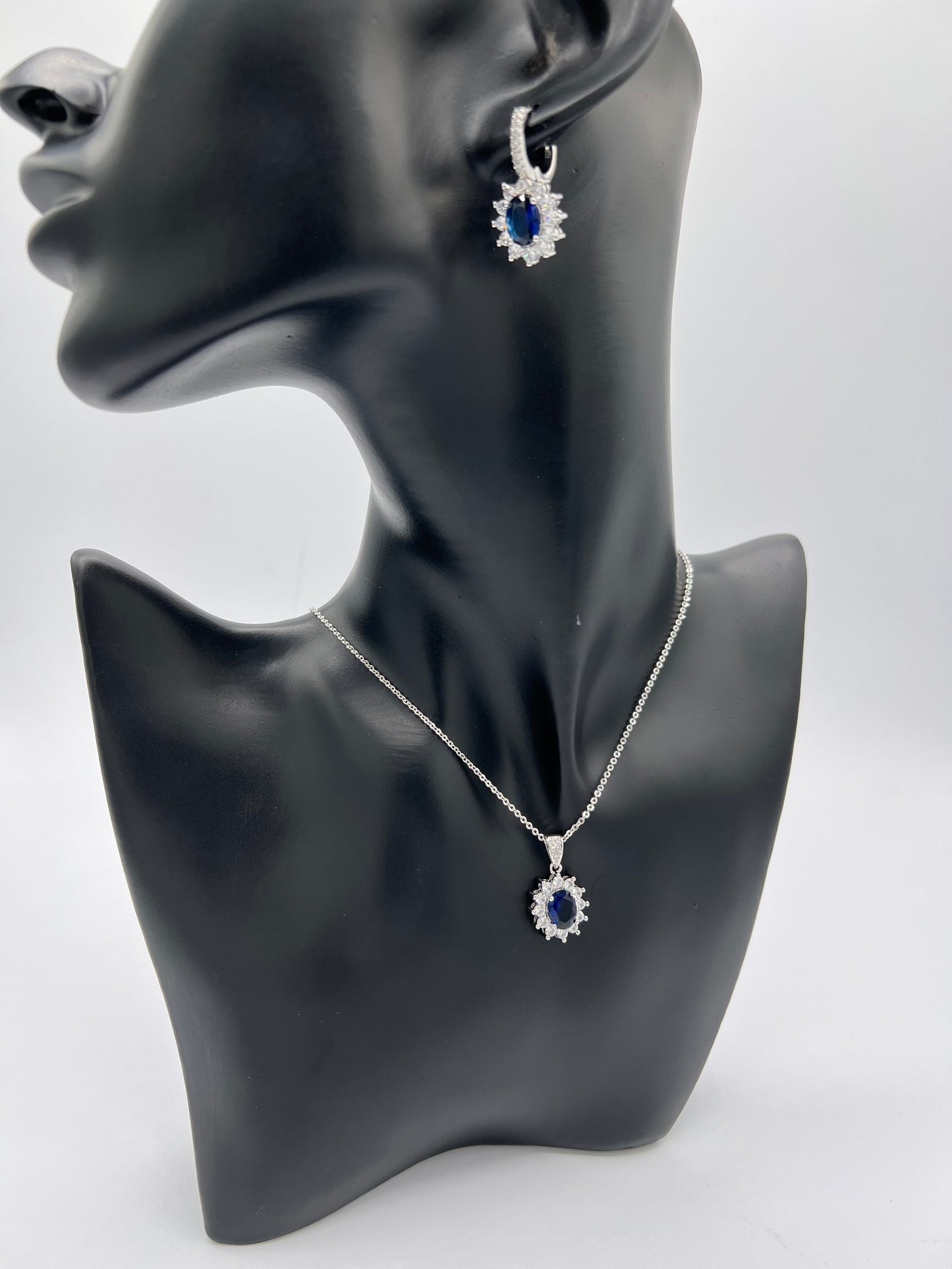 classic design earring and necklace set in sapphire color main oval zircon surrounding by white cubic zircons